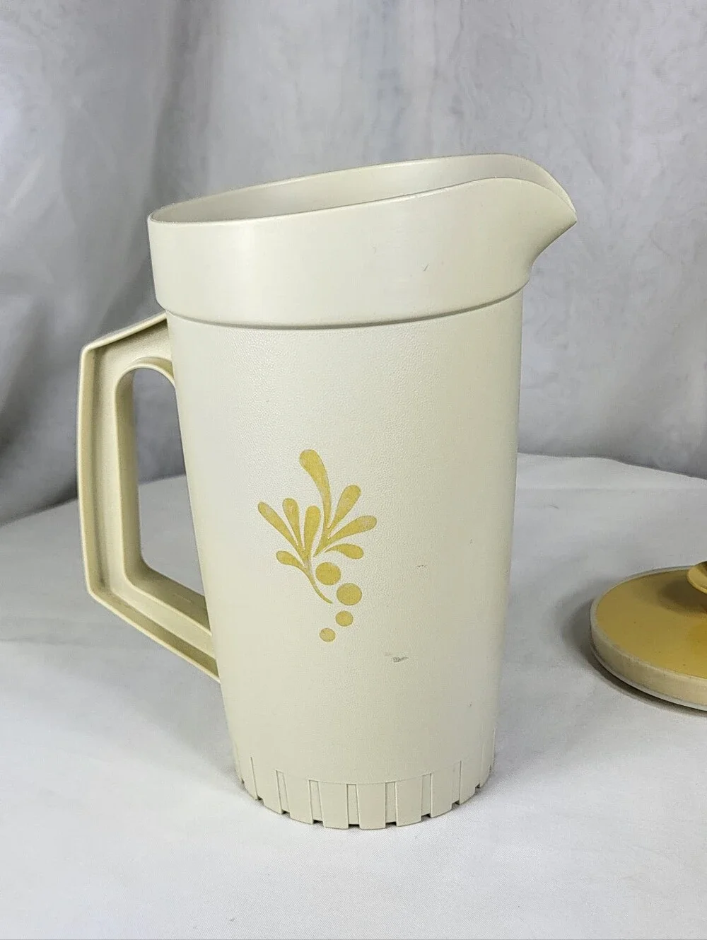 Tupperware #874-14 Almond Harvest Gold 1.5qt Pitcher With Push Button Lid